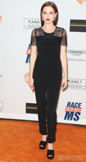 Zoey Deutch feet photo thumbnail