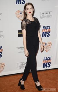 Zoey Deutch feet photo thumbnail