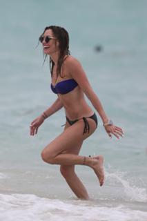 Katie Cassidy feet photo thumbnail