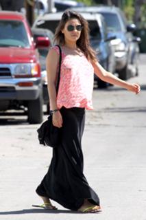 Mila Kunis feet photo thumbnail