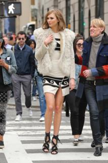 Karlie Kloss feet photo thumbnail