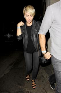 Julianne Hough feet photo thumbnail