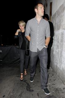 Julianne Hough feet photo thumbnail