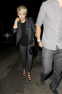 Julianne Hough feet photo thumbnail