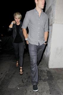 Julianne Hough feet photo thumbnail