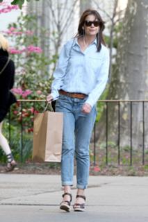 Katie Holmes feet photo thumbnail
