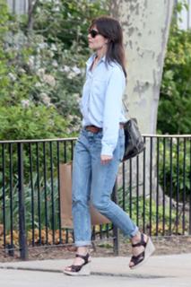 Katie Holmes feet photo thumbnail