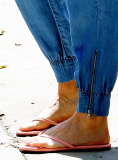 Jessica Alba feet photo thumbnail