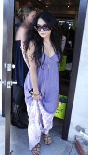 Vanessa Hudgens feet photo thumbnail