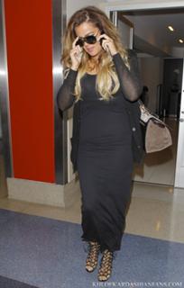 Khloé Kardashian feet photo thumbnail