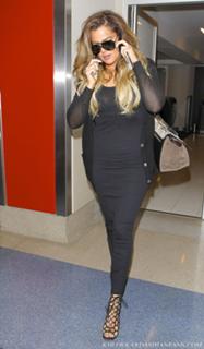 Khloé Kardashian feet photo thumbnail