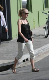Naomi Watts feet photo thumbnail