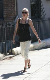 Naomi Watts feet photo thumbnail