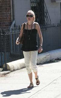 Naomi Watts feet photo thumbnail