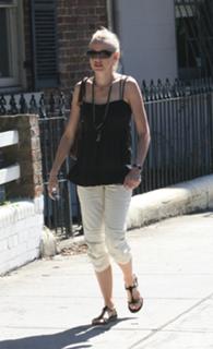 Naomi Watts feet photo thumbnail