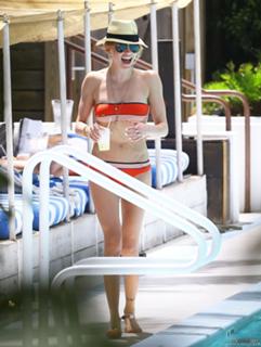 Katie Cassidy feet photo thumbnail