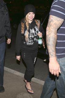 Avril Lavigne feet photo thumbnail