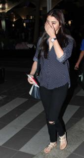 Anushka Sharma feet photo thumbnail