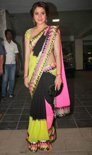 Anushka Sharma feet photo thumbnail
