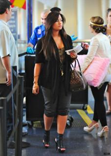 Demi Lovato feet photo thumbnail