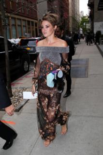 Shailene Woodley feet photo thumbnail