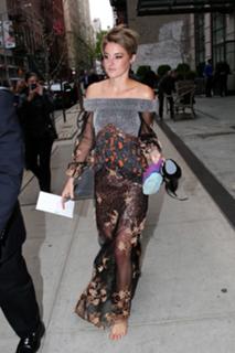 Shailene Woodley feet photo thumbnail