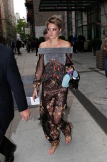 Shailene Woodley feet photo thumbnail