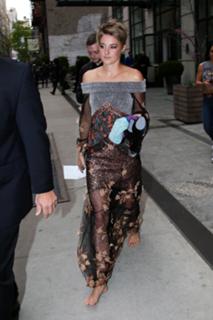 Shailene Woodley feet photo thumbnail
