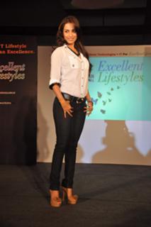 Malaika Arora feet photo thumbnail