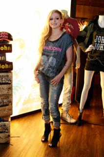 Avril Lavigne feet photo thumbnail