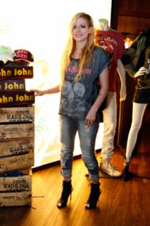 Avril Lavigne feet photo thumbnail