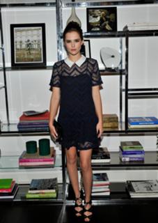 Zoey Deutch feet photo thumbnail