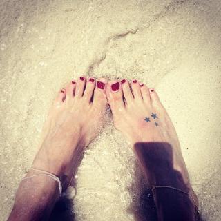 Katie Cassidy feet photo thumbnail