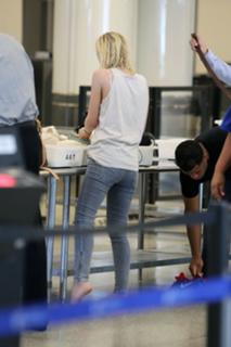 Dakota Fanning feet photo thumbnail