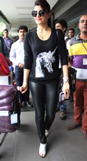 Jacqueline Fernandez feet photo thumbnail
