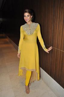 Jacqueline Fernandez feet photo thumbnail