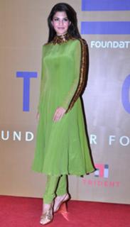 Jacqueline Fernandez feet photo thumbnail
