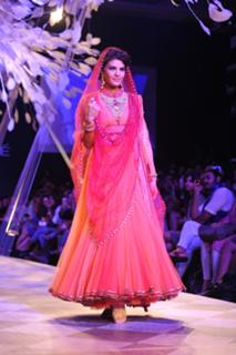 Jacqueline Fernandez feet photo thumbnail