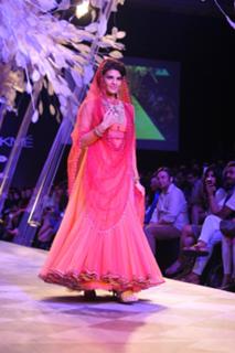 Jacqueline Fernandez feet photo thumbnail