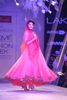 Jacqueline Fernandez feet photo thumbnail