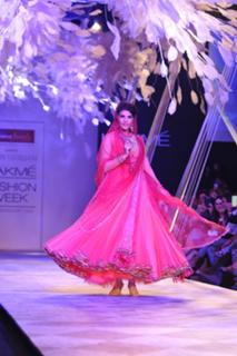 Jacqueline Fernandez feet photo thumbnail