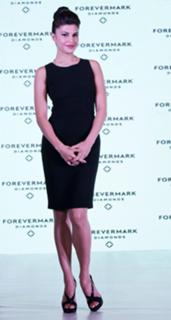 Jacqueline Fernandez feet photo thumbnail