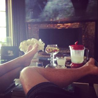 Kaley Cuoco feet photo thumbnail