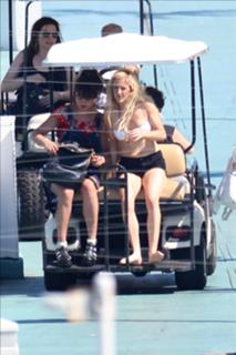 Ellie Goulding feet photo thumbnail