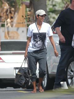 Halle Berry feet photo thumbnail