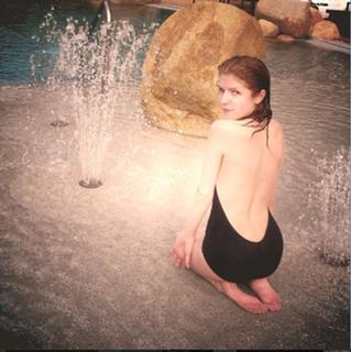 Anna Kendrick feet photo thumbnail