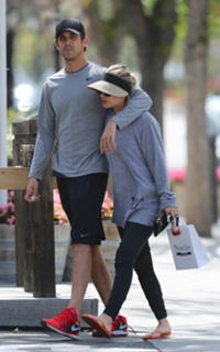 Kaley Cuoco feet photo thumbnail