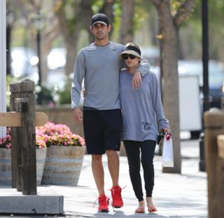 Kaley Cuoco feet photo thumbnail