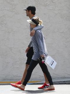 Kaley Cuoco feet photo thumbnail