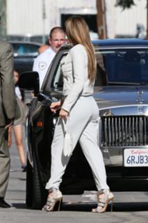 Jennifer Lopez feet photo thumbnail